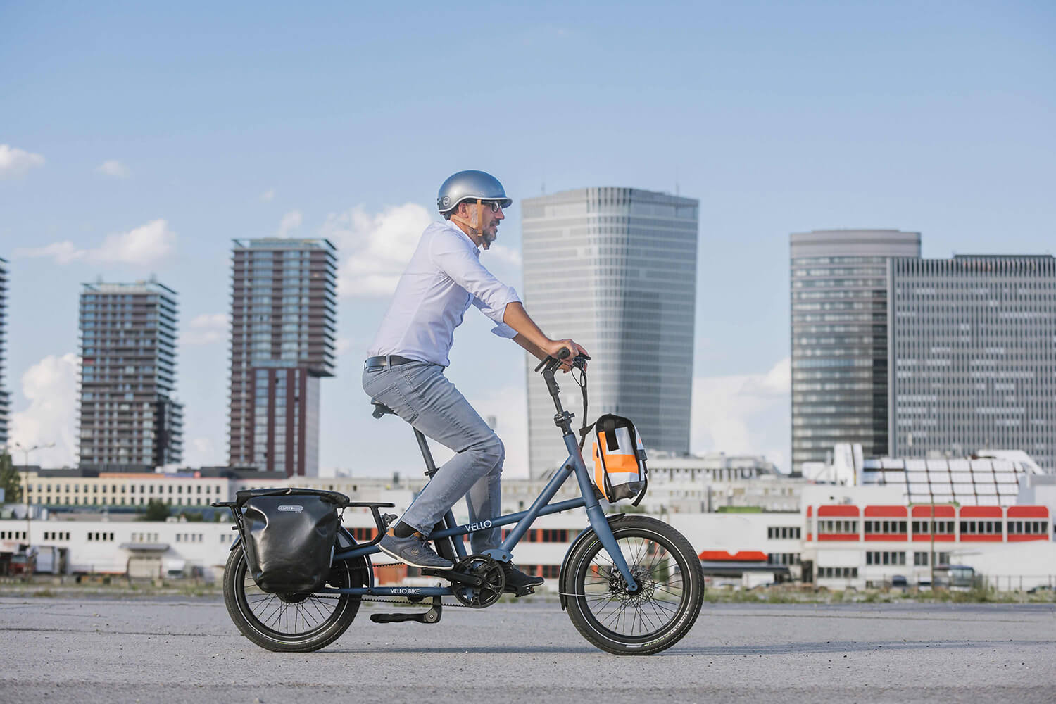 We know space is limited, especially in cities. That's why we designed the E-Cargo BikeVELLO SUB to fit into every corner of your daily life! 
